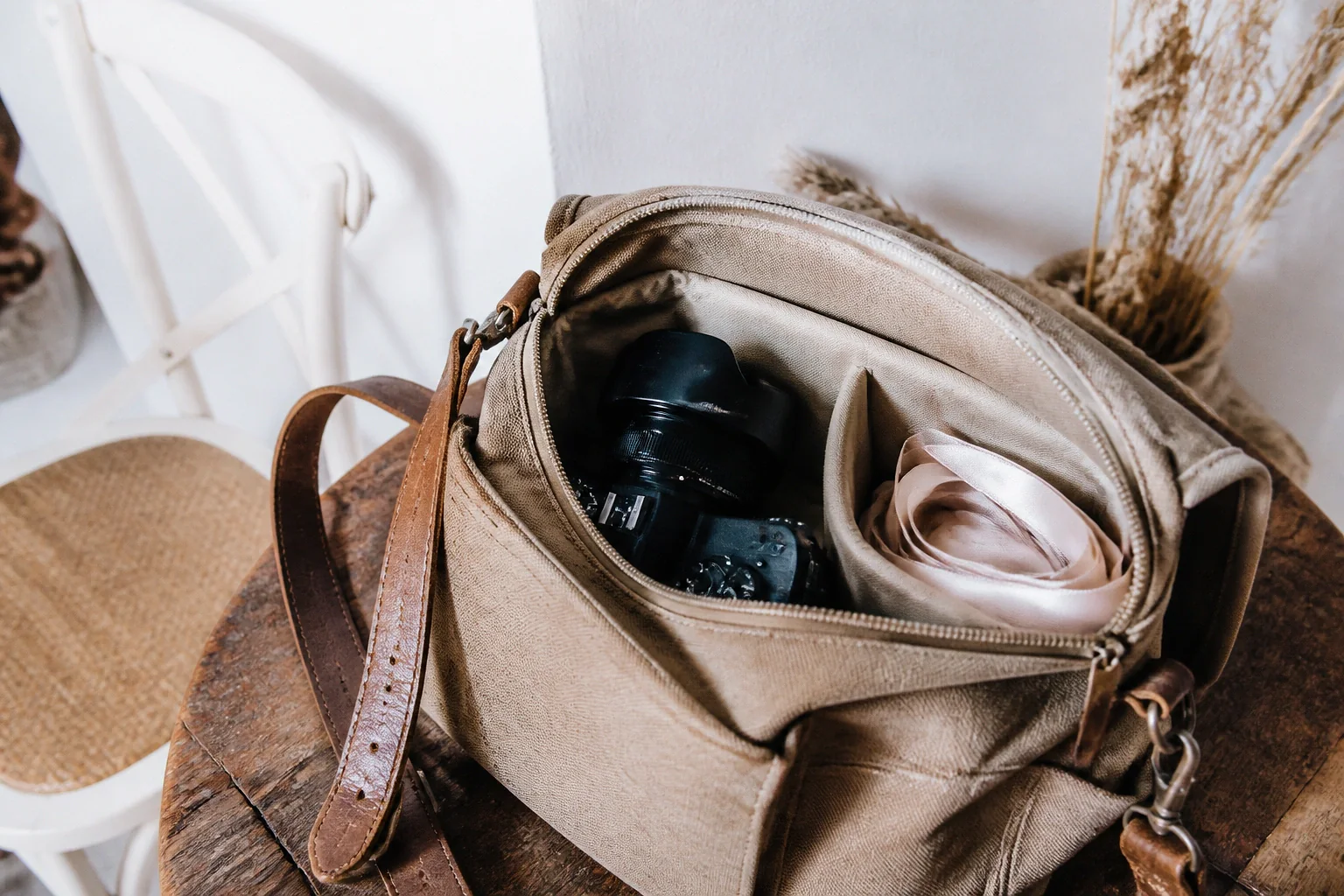 Appareil photo et accessoires de reportage de mariage — illustration générée par IA