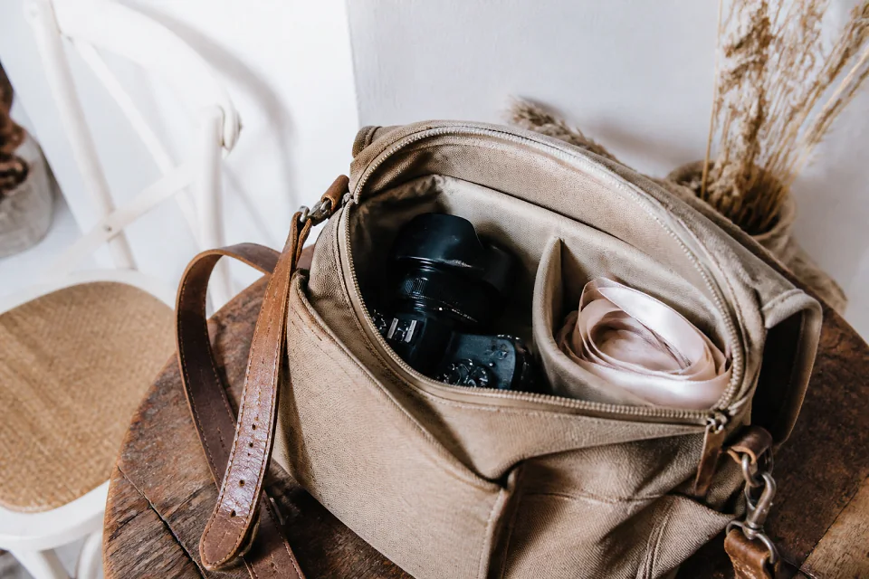 Appareil photo et accessoires de reportage de mariage — illustration générée par IA