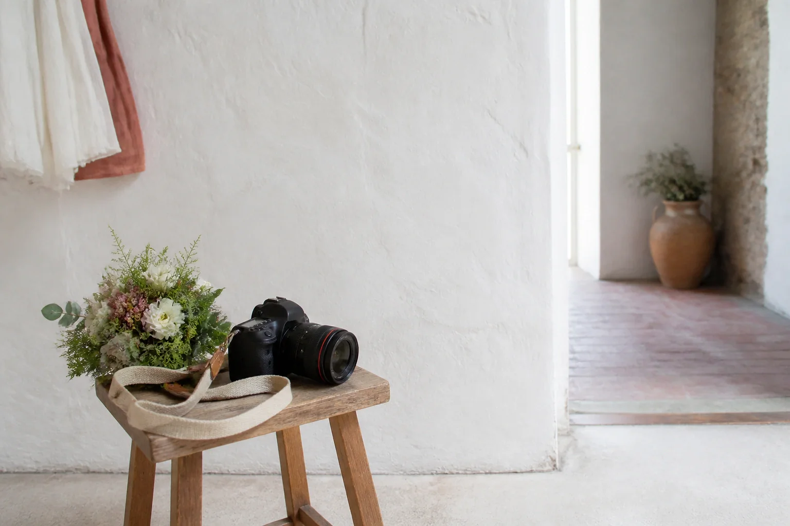 Appareil photo et accessoires de reportage de mariage — illustration générée par IA