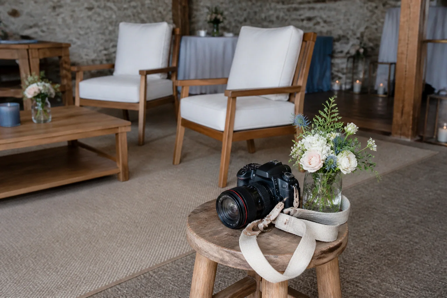 Appareil photo et accessoires de reportage de mariage — illustration générée par IA