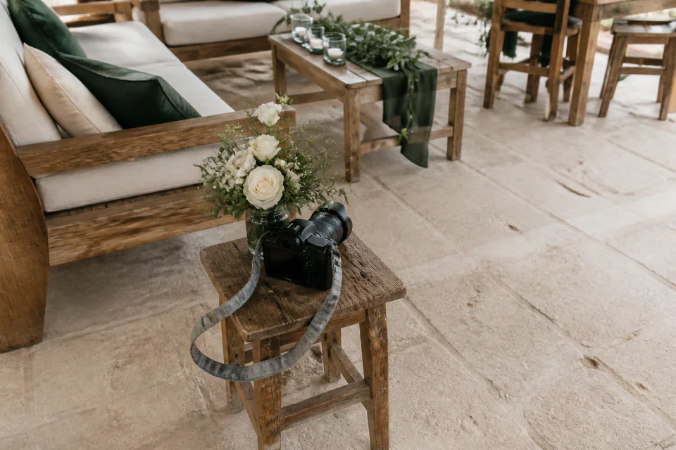 Appareil photo et accessoires de reportage de mariage — illustration générée par IA
