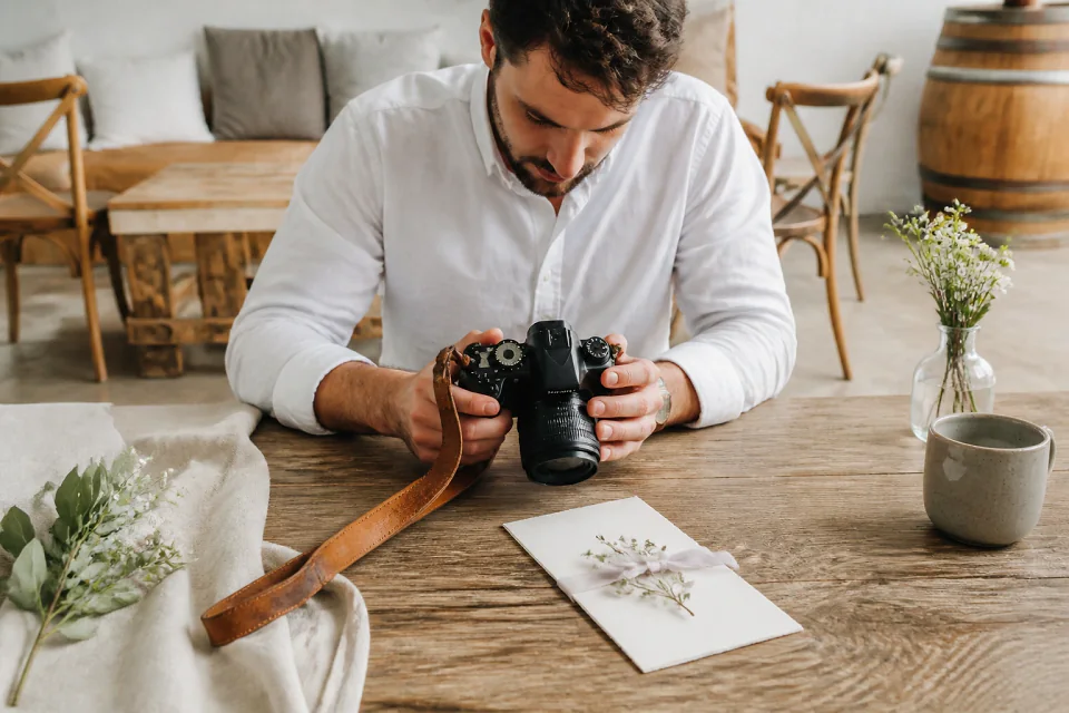 Appareil photo et accessoires de reportage de mariage — illustration générée par IA