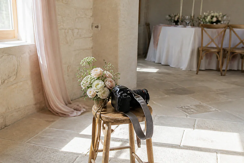 Appareil photo et accessoires de reportage de mariage — illustration générée par IA