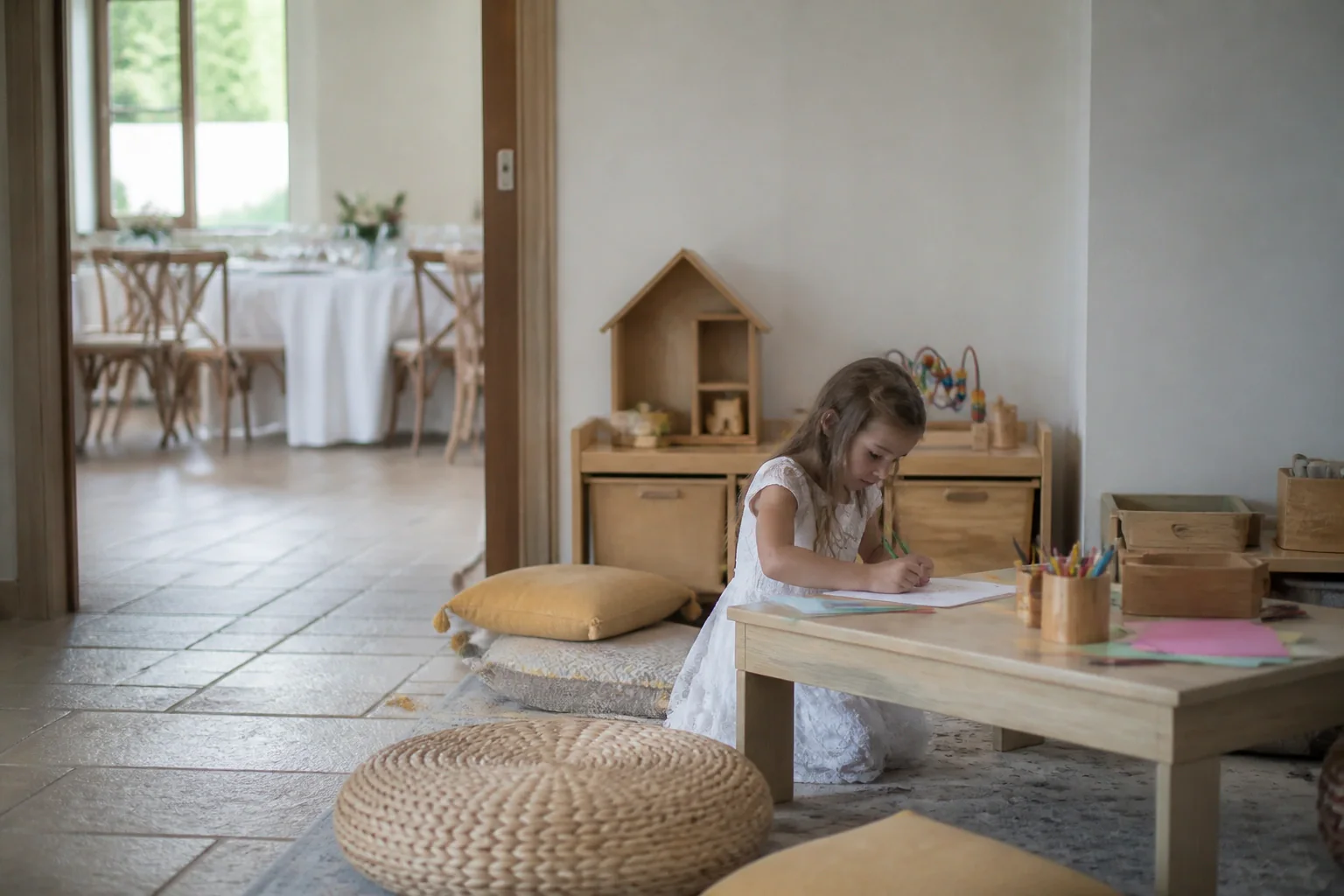 Coin d’activités pour enfants pendant une réception — illustration générée par IA