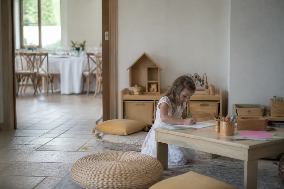Coin d’activités pour enfants pendant une réception — illustration générée par IA