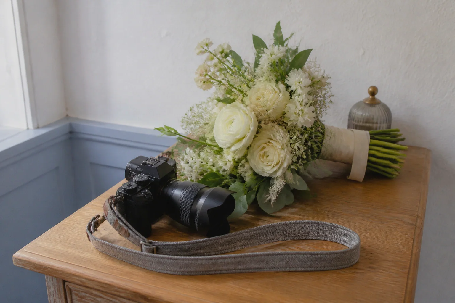 Appareil photo et accessoires de reportage de mariage — illustration générée par IA