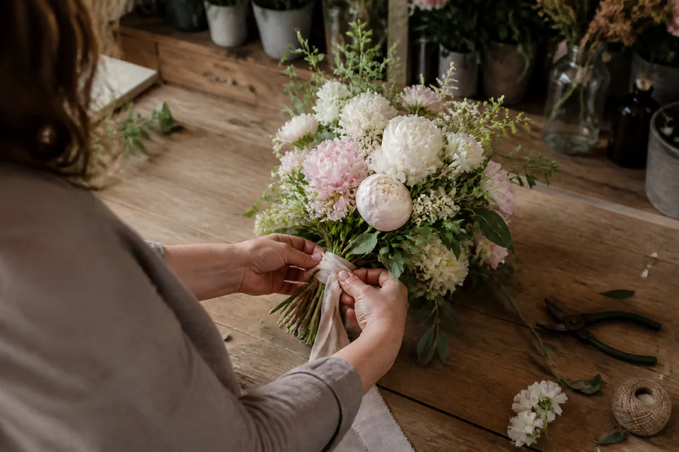 Préparation florale pour un mariage — illustration générée par IA