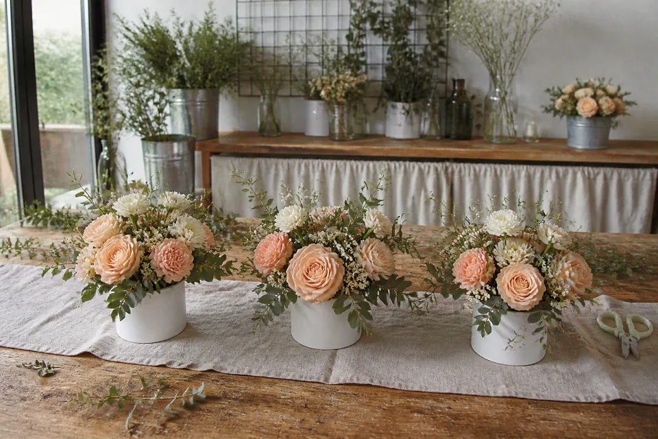 Préparation florale pour un mariage — illustration générée par IA