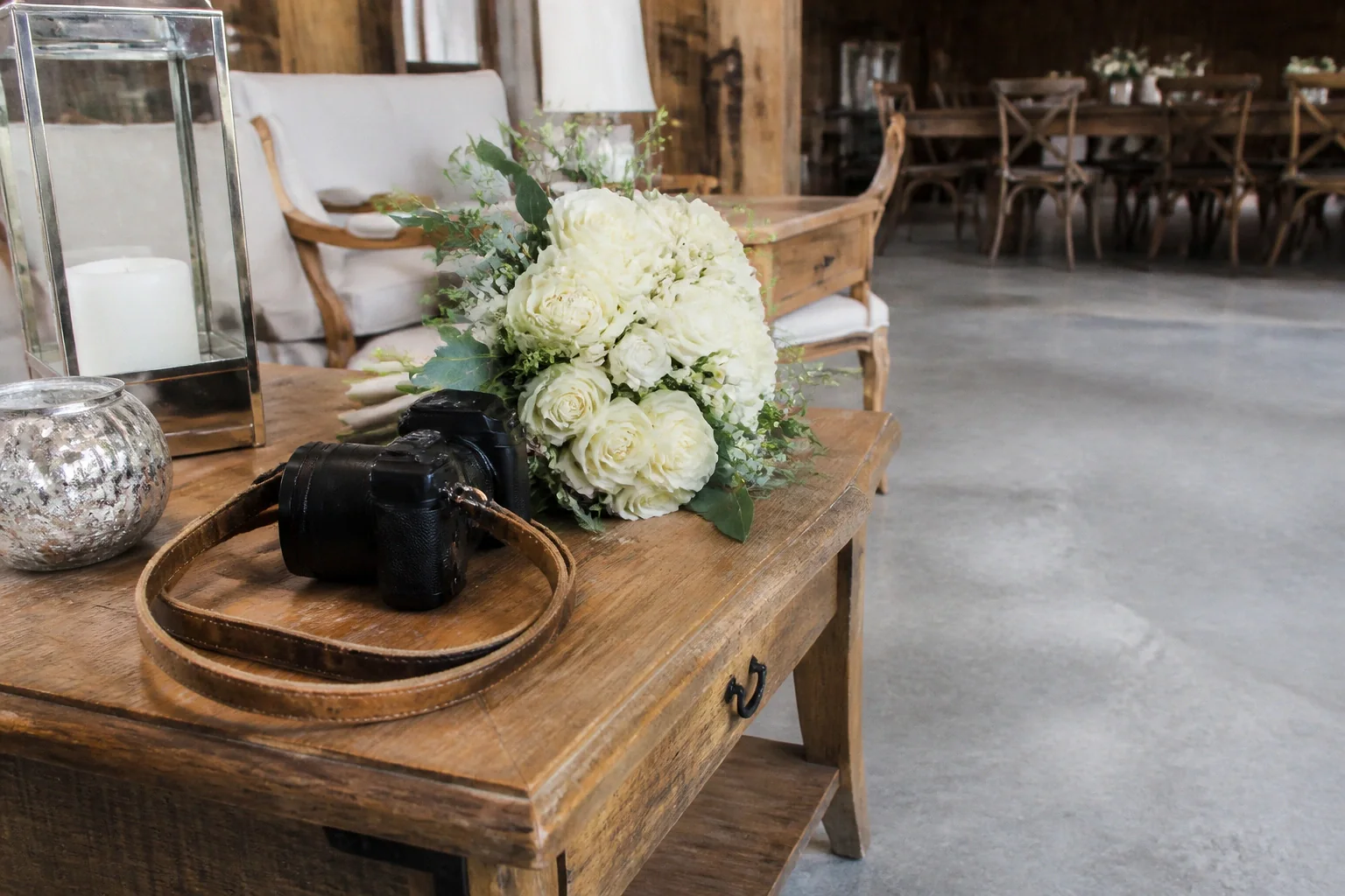 Appareil photo et accessoires de reportage de mariage — illustration générée par IA