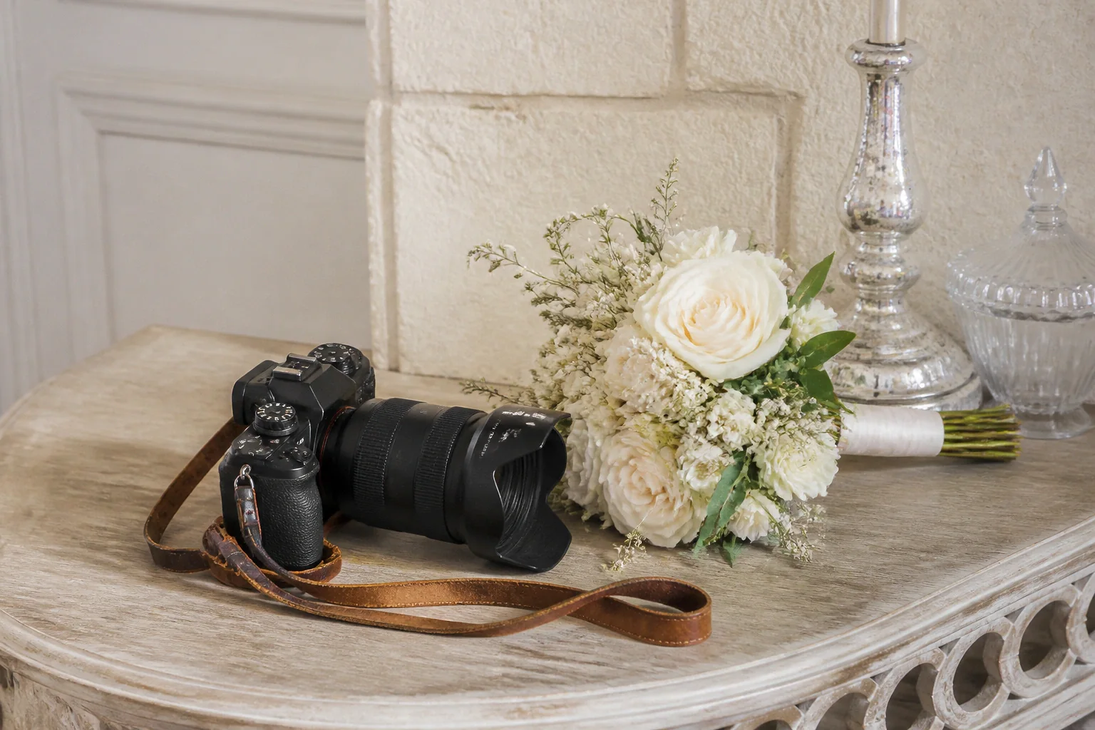 Appareil photo et accessoires de reportage de mariage — illustration générée par IA