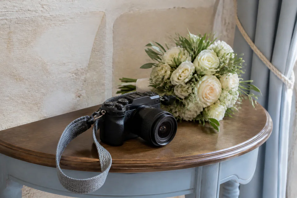 Appareil photo et accessoires de reportage de mariage — illustration générée par IA
