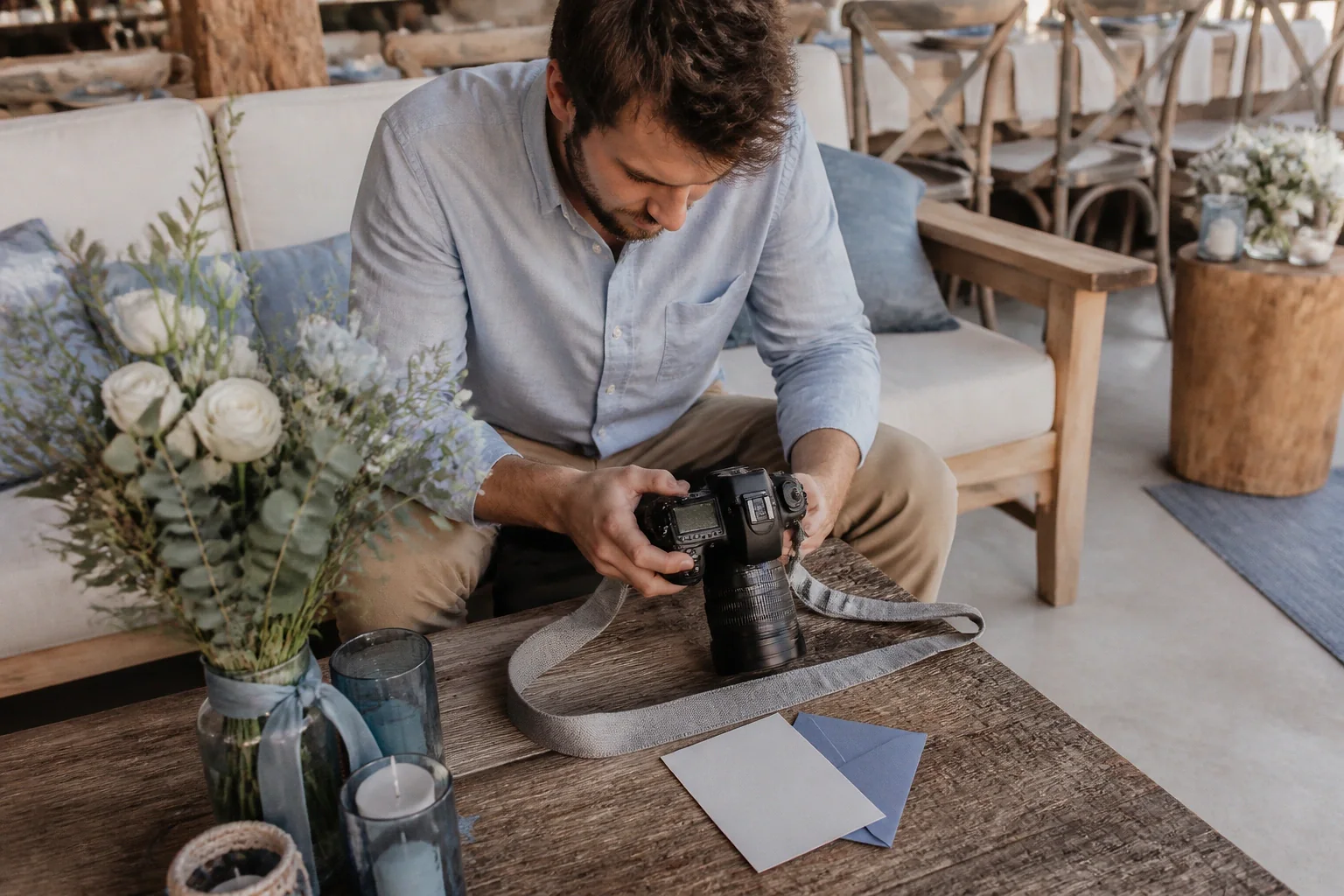 Appareil photo et accessoires de reportage de mariage — illustration générée par IA