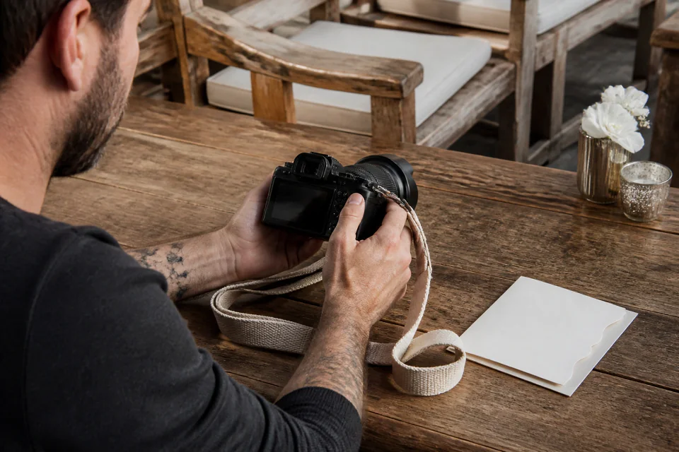 Appareil photo et accessoires de reportage de mariage — illustration générée par IA