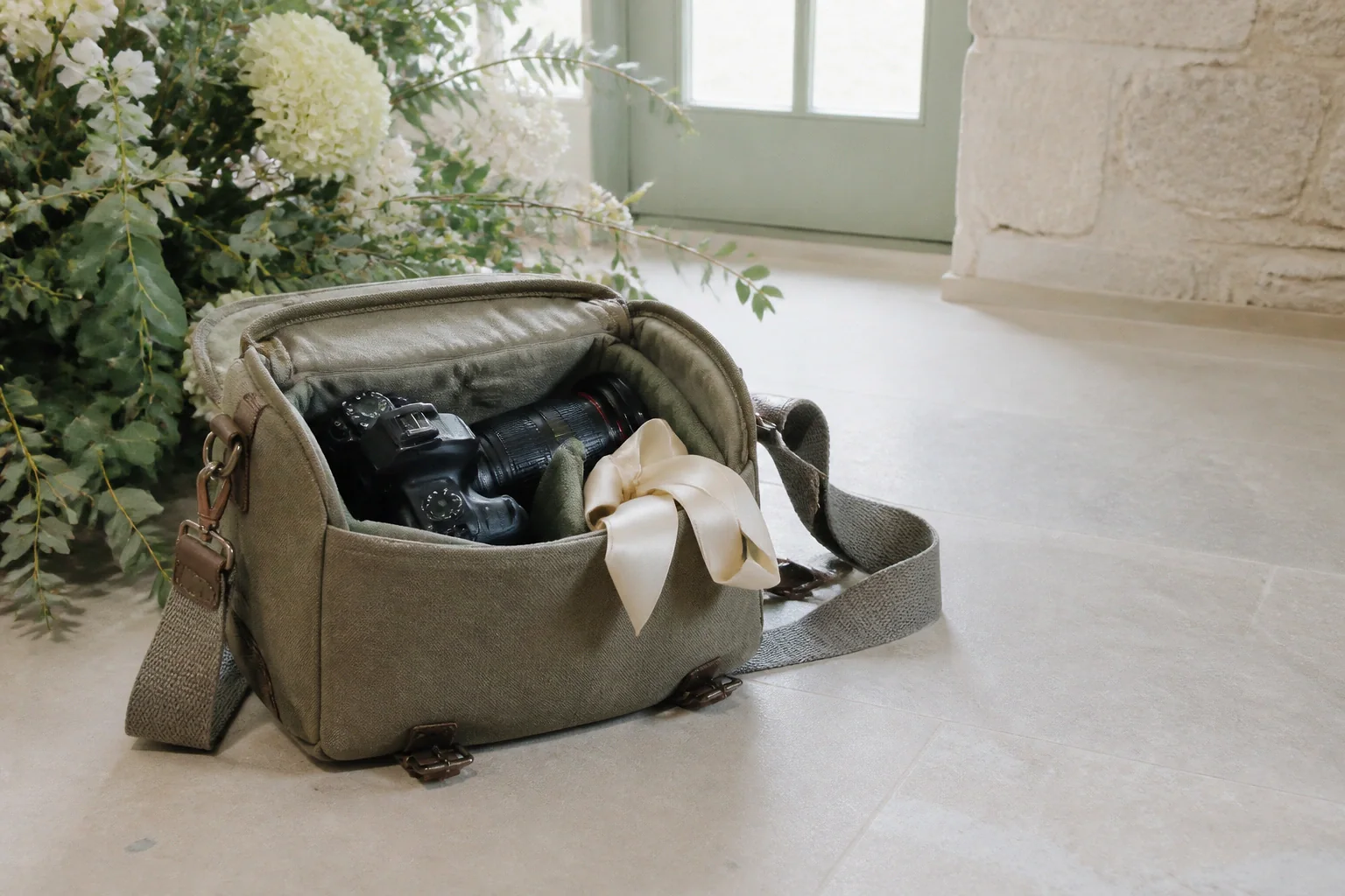 Appareil photo et accessoires de reportage de mariage — illustration générée par IA
