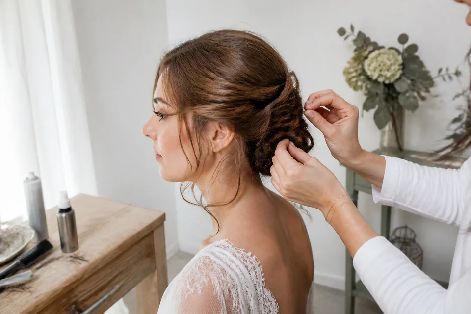 Coiffure de cérémonie vue pendant la préparation — illustration générée par IA