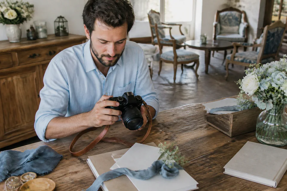 Appareil photo et accessoires de reportage de mariage — illustration générée par IA