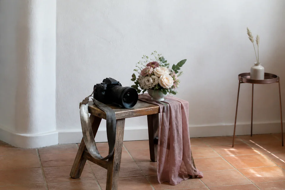 Appareil photo et accessoires de reportage de mariage — illustration générée par IA
