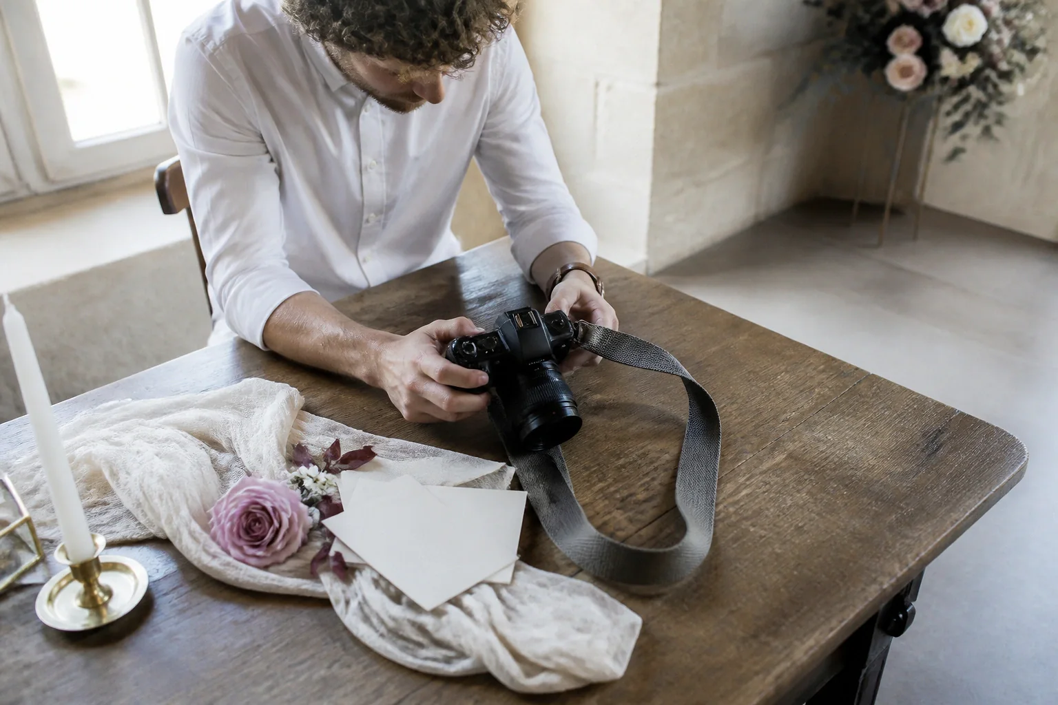 Appareil photo et accessoires de reportage de mariage — illustration générée par IA