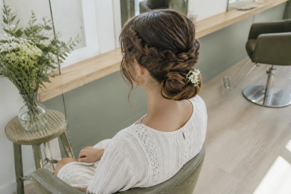 Coiffure de cérémonie vue pendant la préparation — illustration générée par IA
