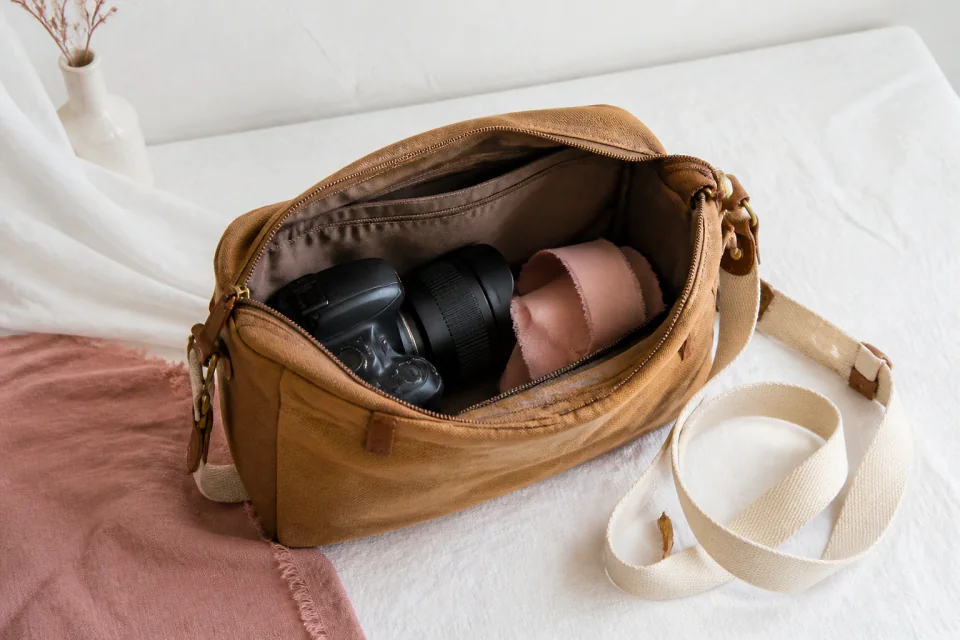 Appareil photo et accessoires de reportage de mariage — illustration générée par IA