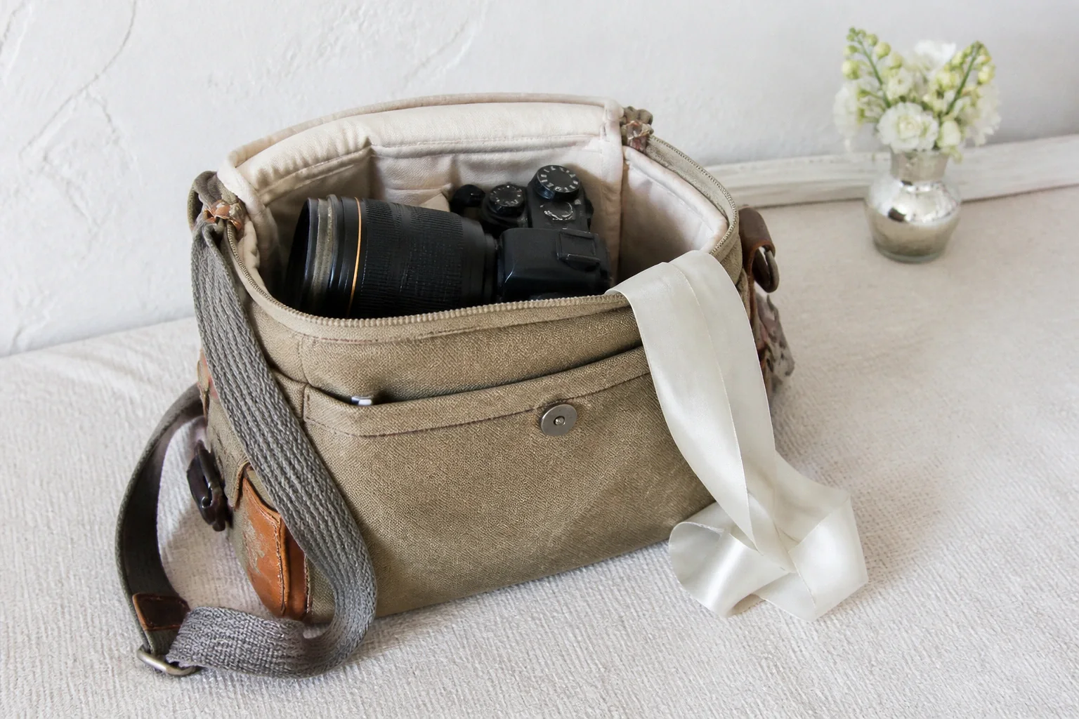 Appareil photo et accessoires de reportage de mariage — illustration générée par IA