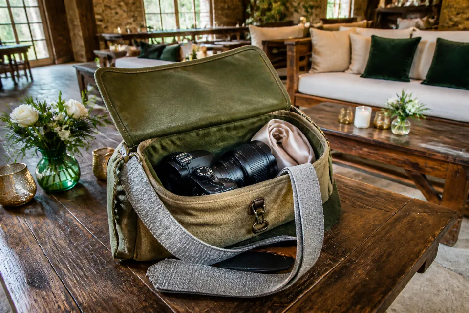 Appareil photo et accessoires de reportage de mariage — illustration générée par IA