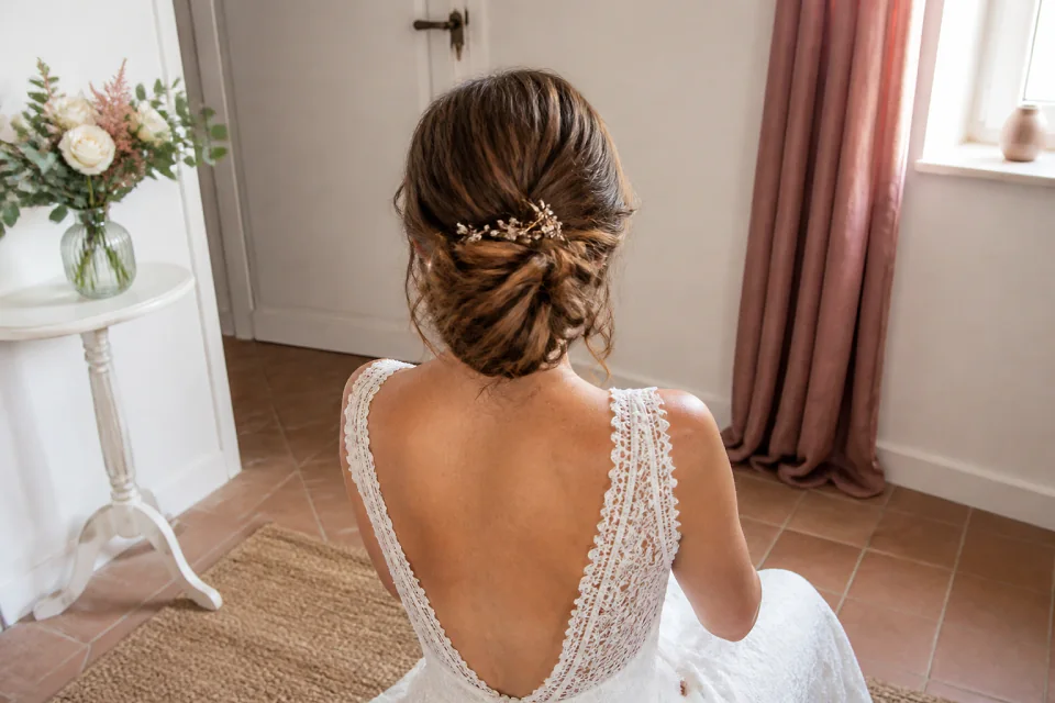 Coiffure de cérémonie vue pendant la préparation — illustration générée par IA