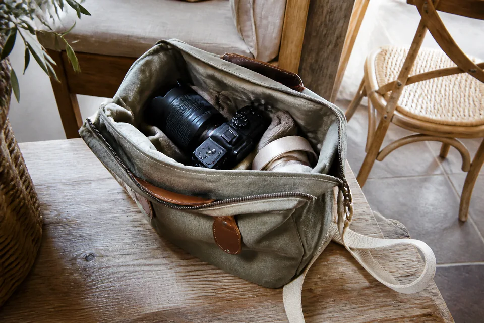 Appareil photo et accessoires de reportage de mariage — illustration générée par IA