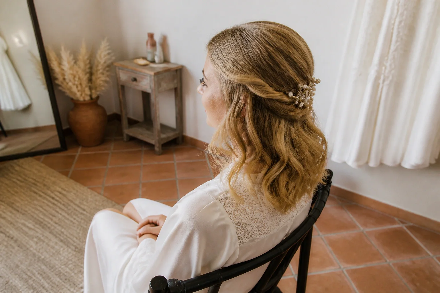 Coiffure de cérémonie vue pendant la préparation — illustration générée par IA
