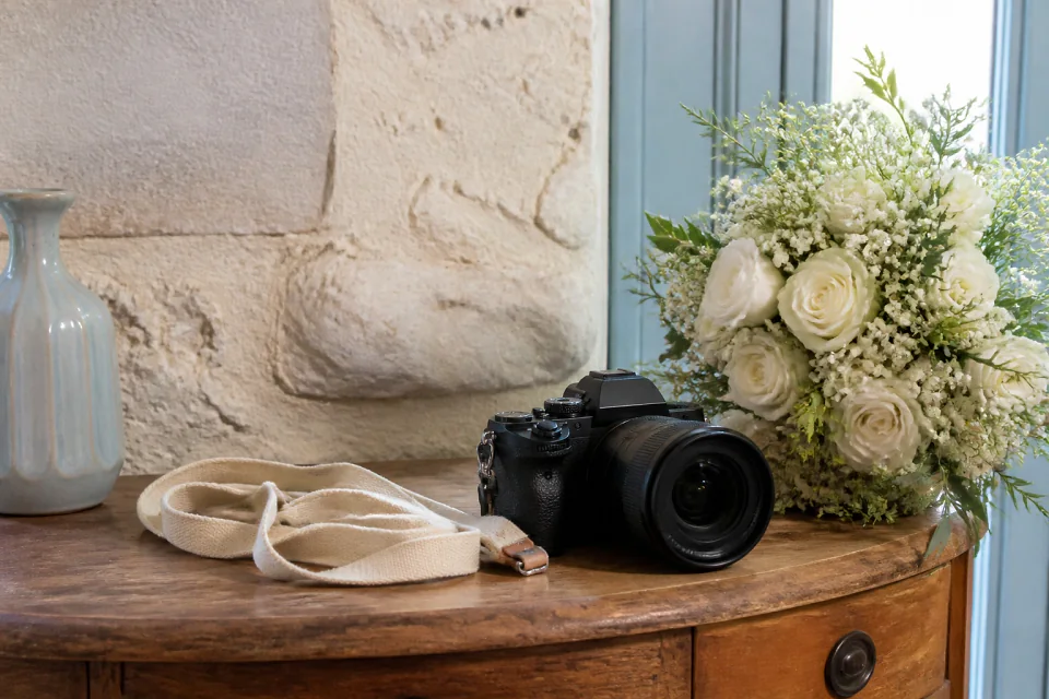 Appareil photo et accessoires de reportage de mariage — illustration générée par IA