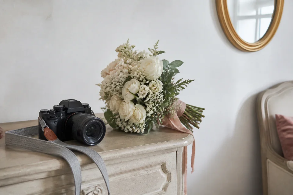 Appareil photo et accessoires de reportage de mariage — illustration générée par IA