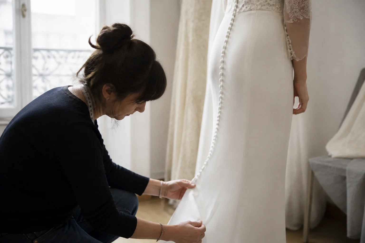 Robe de mariée dans un atelier de confection — illustration générée par IA