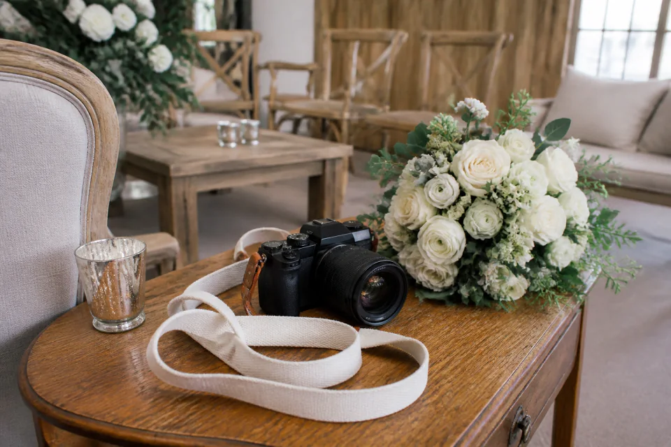 Appareil photo et accessoires de reportage de mariage — illustration générée par IA