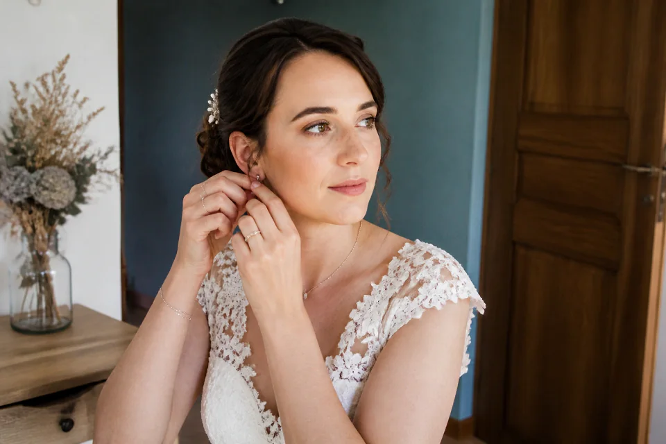 Préparation d’un maquillage de mariage — illustration générée par IA
