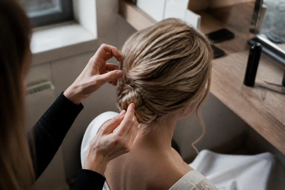 Coiffure de cérémonie vue pendant la préparation — illustration générée par IA