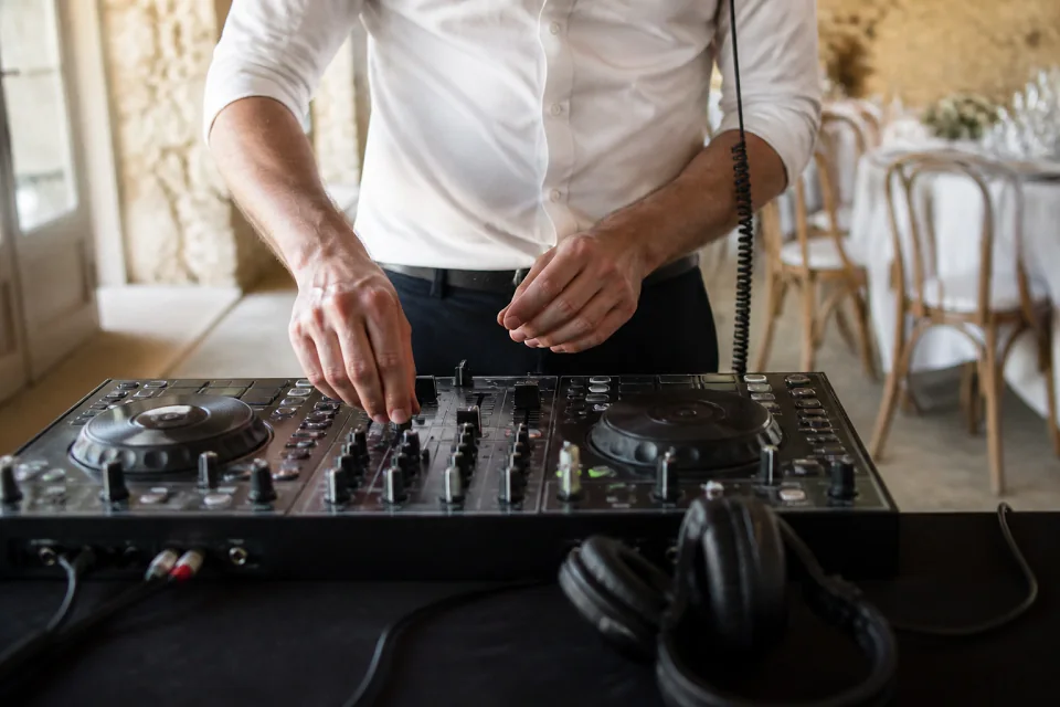 Préparation musicale d’une soirée de mariage — illustration générée par IA