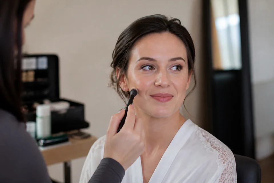 Préparation d’un maquillage de mariage — illustration générée par IA