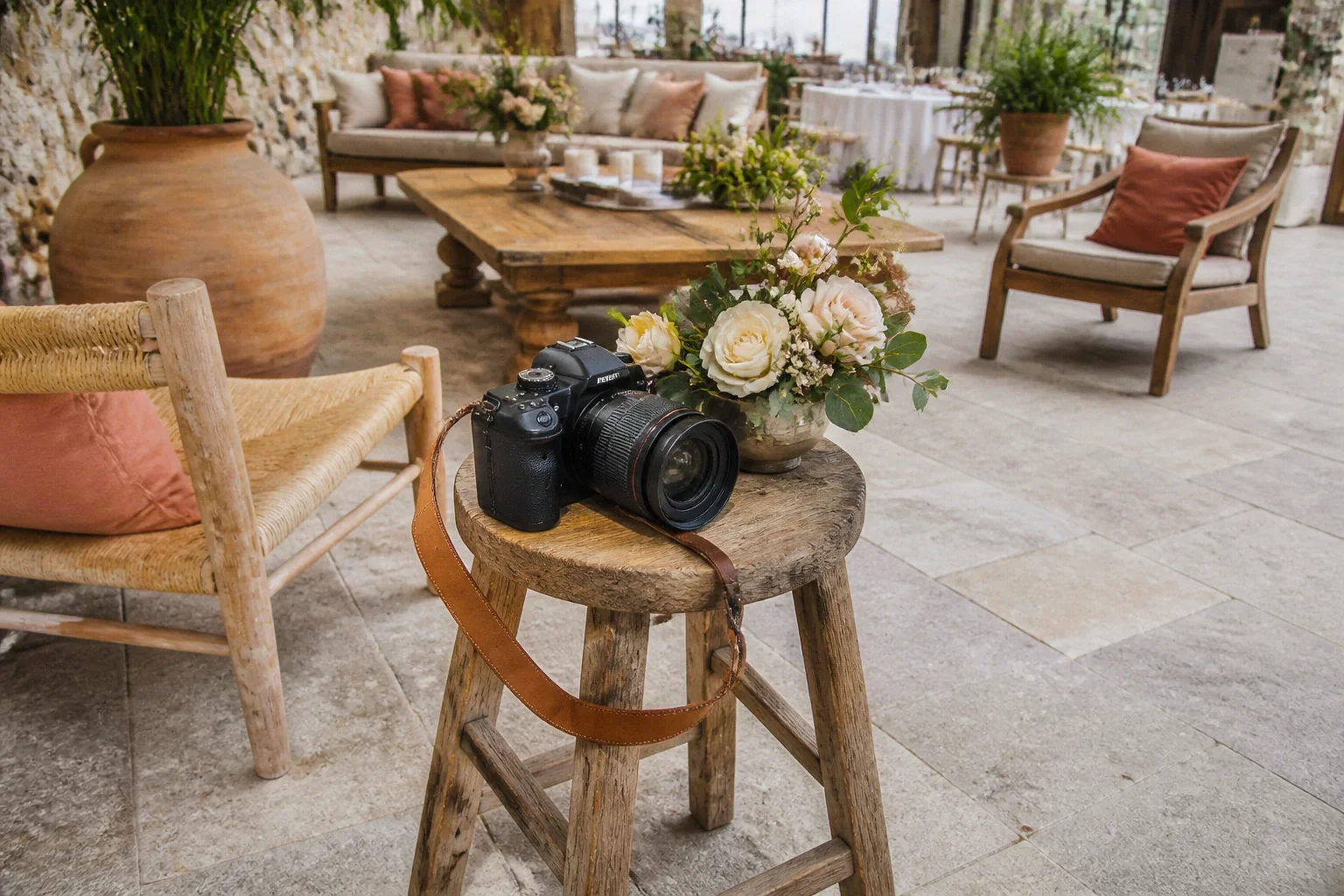 Appareil photo et accessoires de reportage de mariage — illustration générée par IA