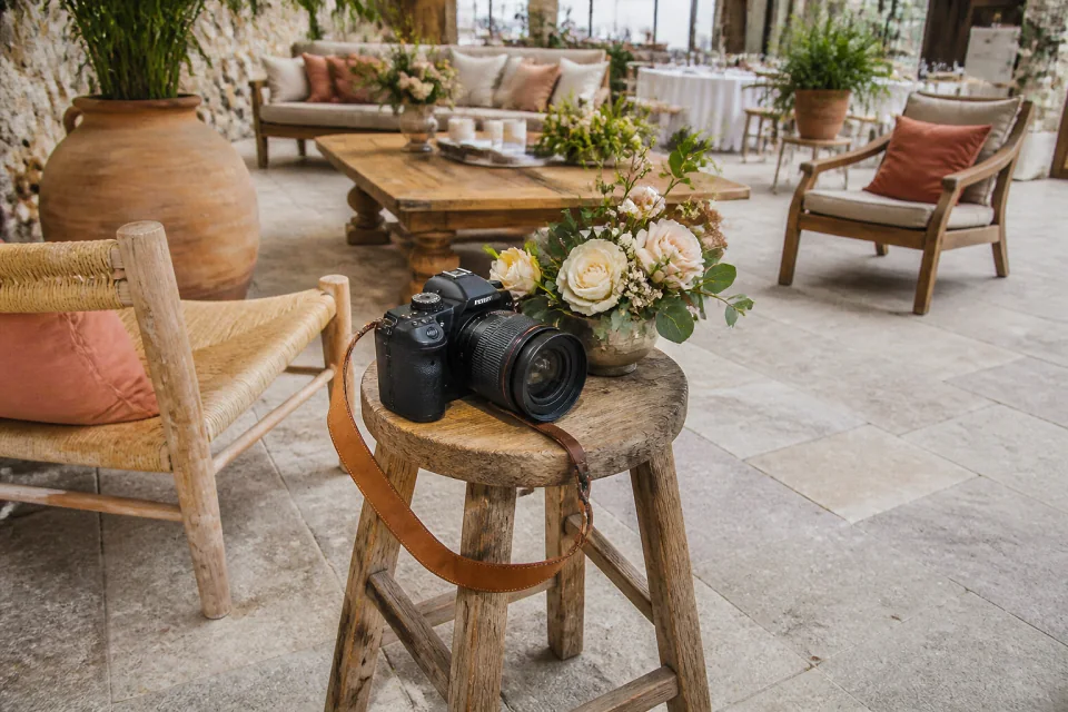 Appareil photo et accessoires de reportage de mariage — illustration générée par IA