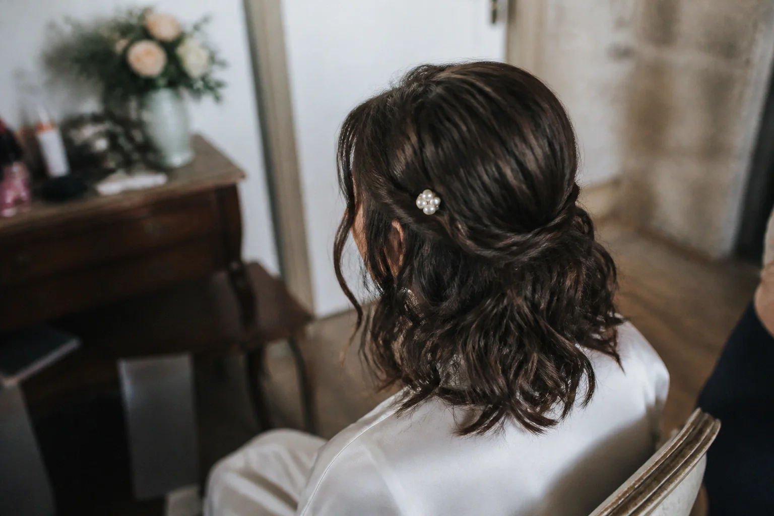 Coiffure de cérémonie vue pendant la préparation — illustration générée par IA
