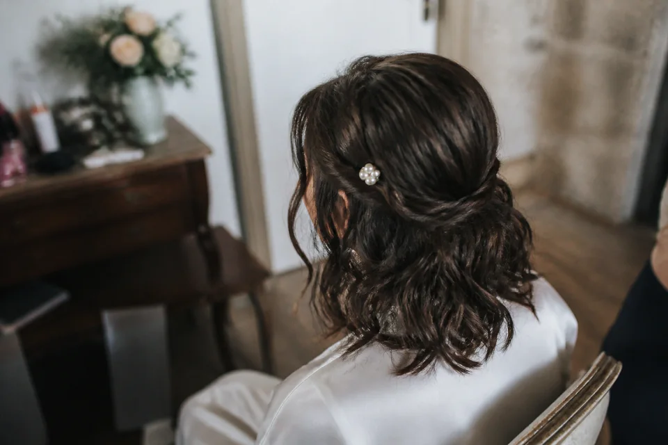 Coiffure de cérémonie vue pendant la préparation — illustration générée par IA