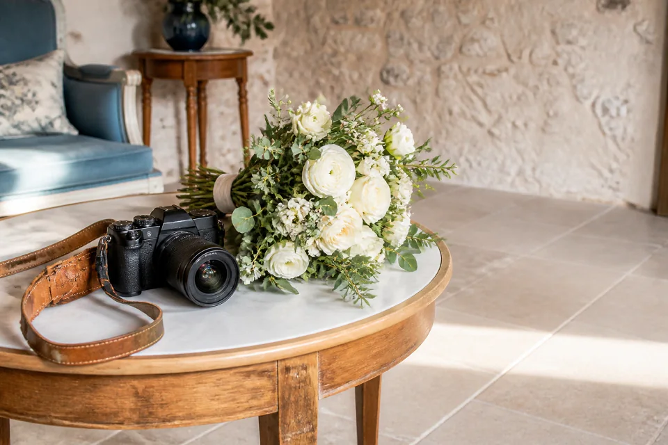 Appareil photo et accessoires de reportage de mariage — illustration générée par IA