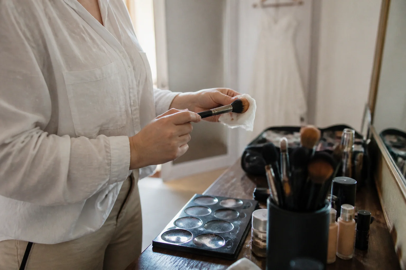 Préparation d’un maquillage de mariage — illustration générée par IA