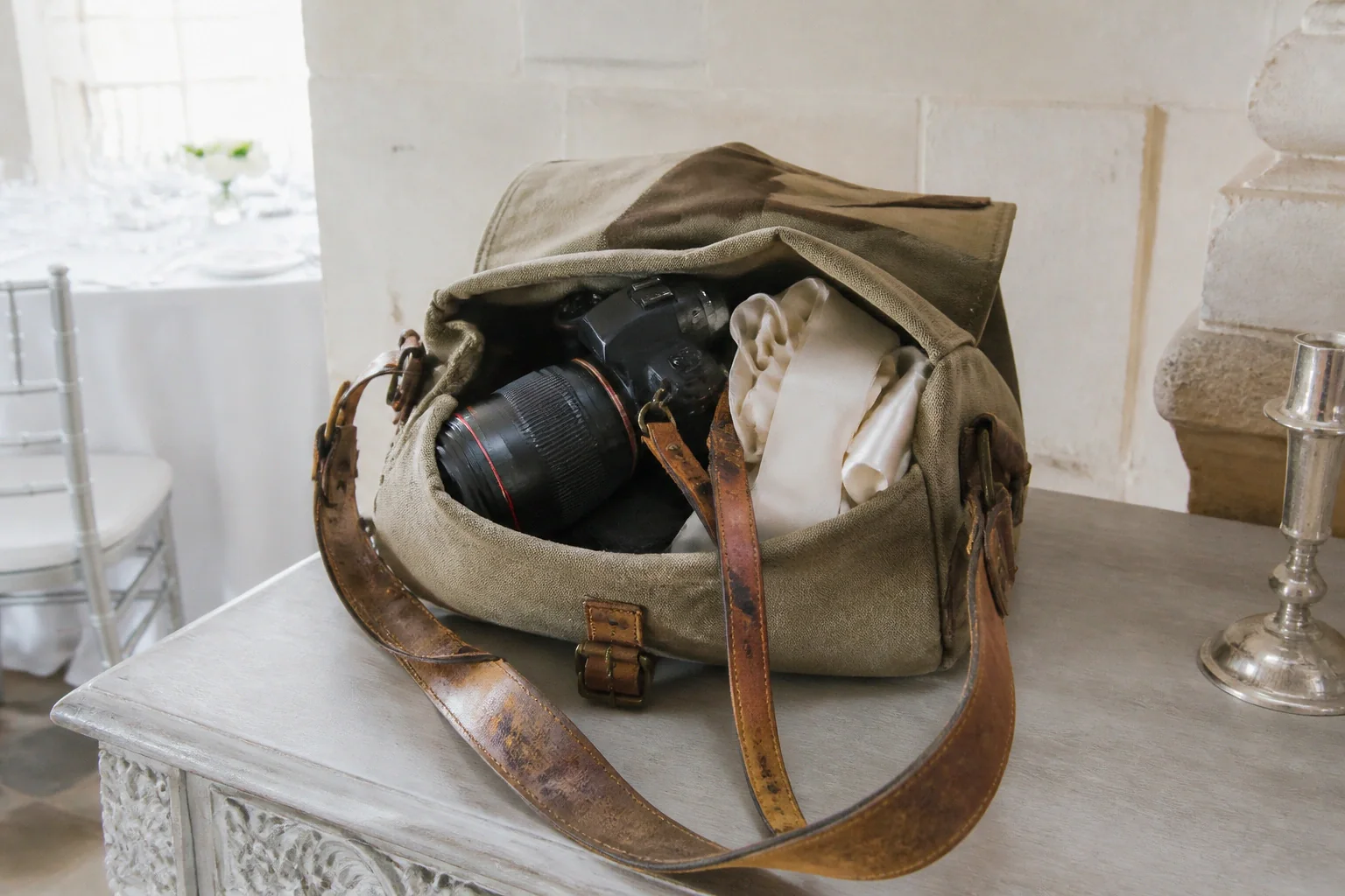 Appareil photo et accessoires de reportage de mariage — illustration générée par IA