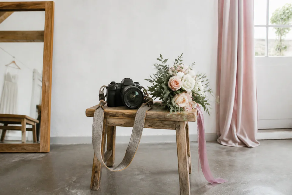 Appareil photo et accessoires de reportage de mariage — illustration générée par IA