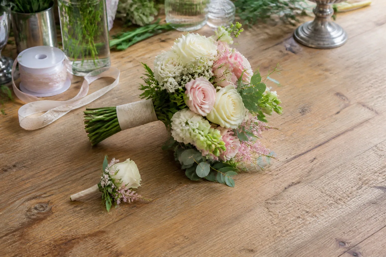 Préparation florale pour un mariage — illustration générée par IA