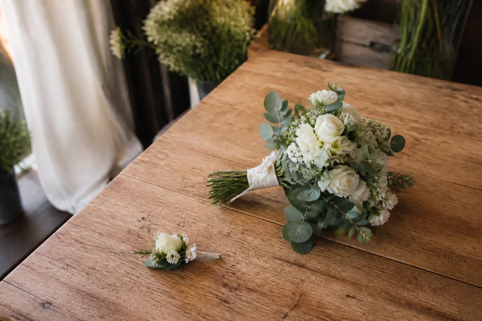 Préparation florale pour un mariage — illustration générée par IA
