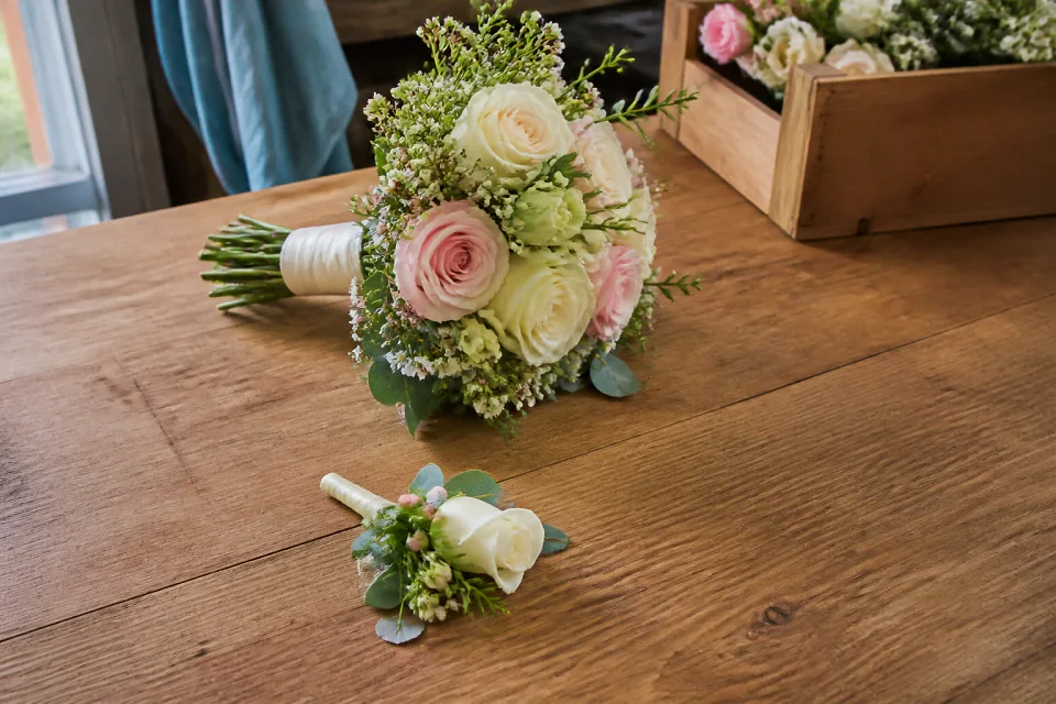 Préparation florale pour un mariage — illustration générée par IA