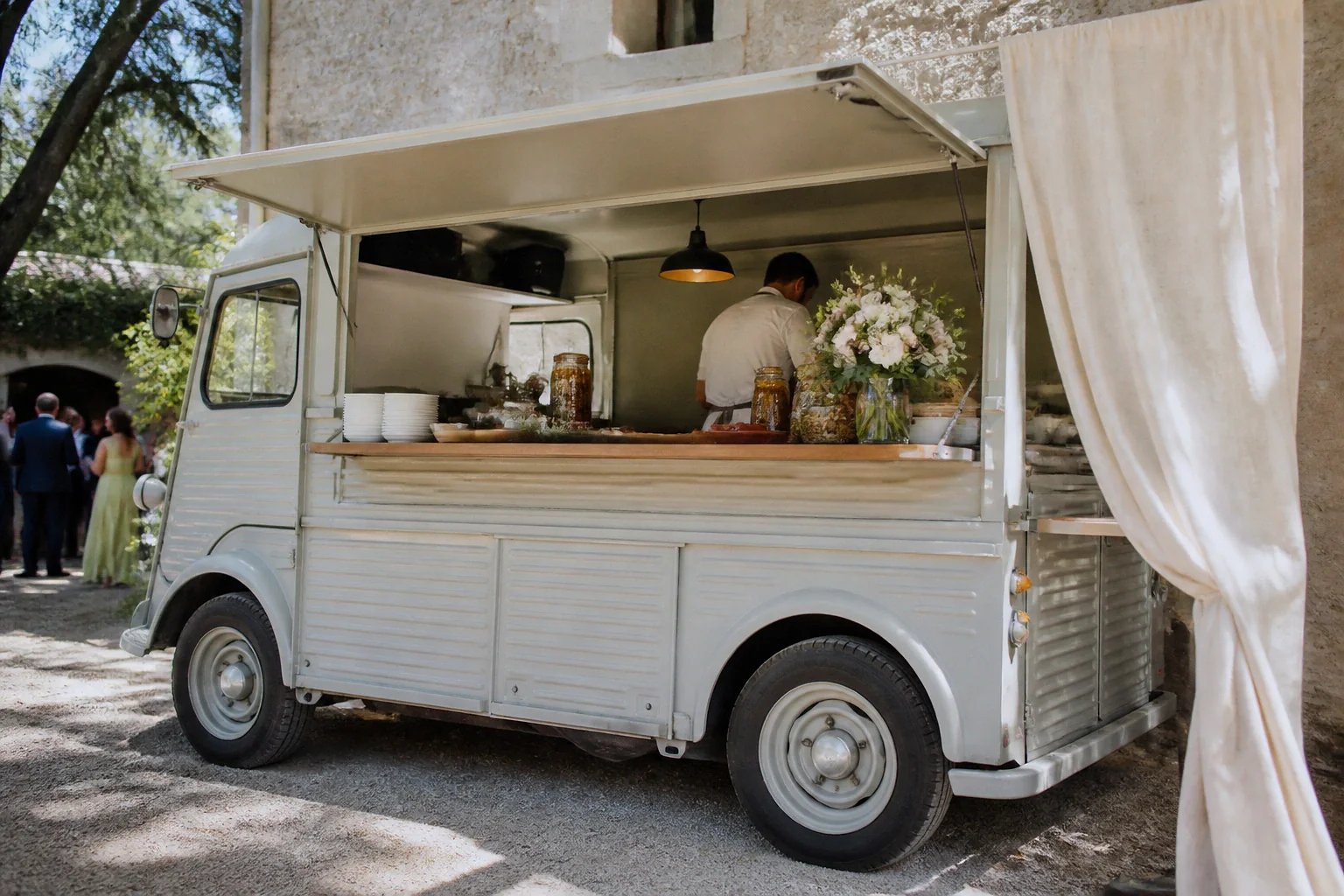 Service mobile de restauration pour une réception — illustration générée par IA