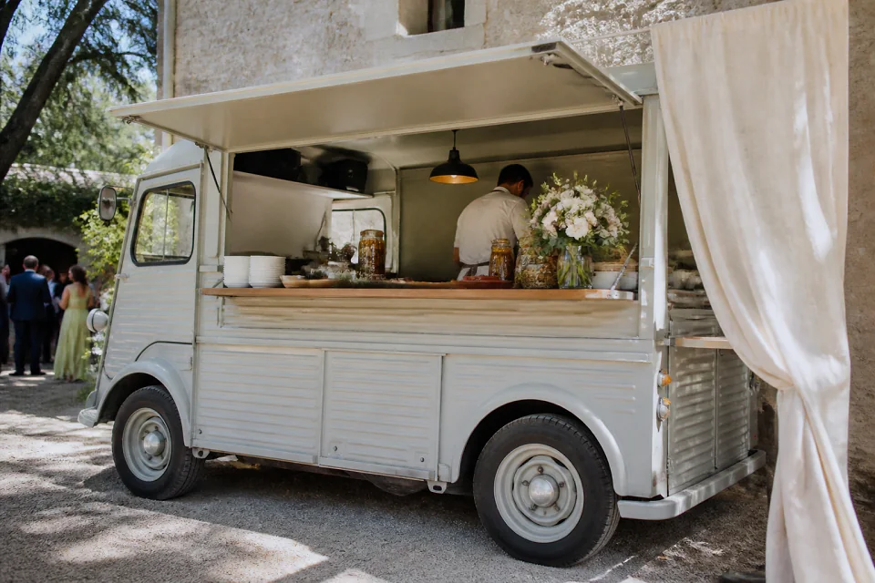 Service mobile de restauration pour une réception — illustration générée par IA